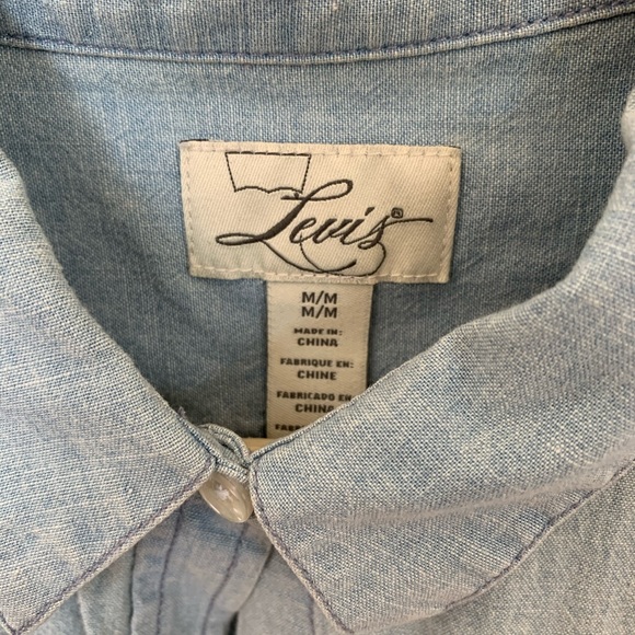 Levi’s button-up - Picture 3 of 3